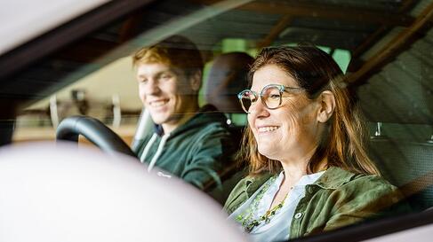 Familie im E-Auto