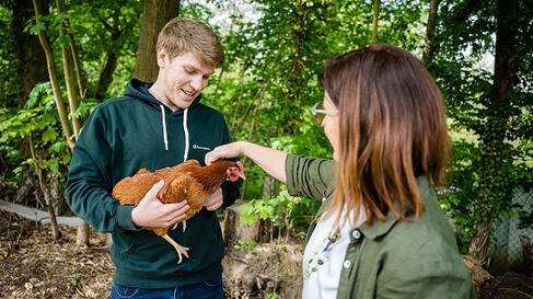 Familie mit Huhn