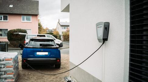 E-Mobilitaet E-Auto beim Laden