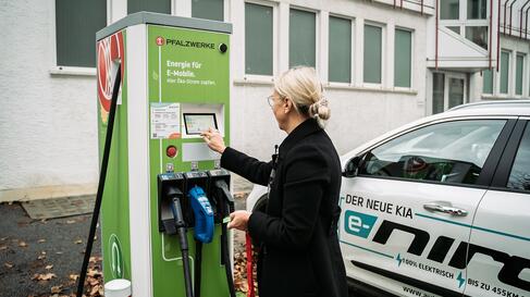 E-Mobilitaet Susanne an der Ladesaeule