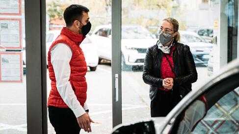E-Mobilitaet Susanne neben Kia e-Niro im Autohaus Christmann