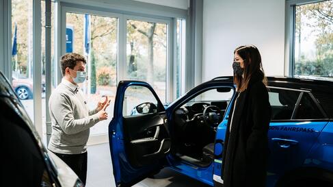 E-Mobilitaet Selina neben Peugeot e-2008 im Autohaus Koch
