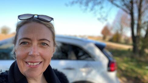 Susanne mit E-Auto
