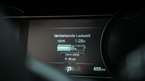 Tacho | © Bildnachweis: © Pfalzwerke Tacho E Auto | © Bildnachweis: © Pfalzwerke
