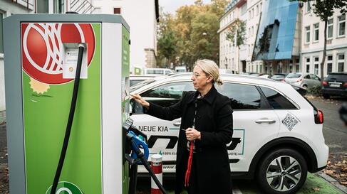 E Auto lade | © Bildnachweis: © Pfalzwerke Frau lädt E Auto | © Bildnachweis: © Pfalzwerke