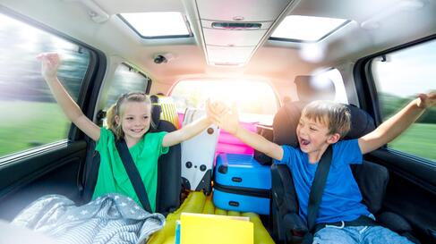 Verreisen mit Kindern im E-Auto