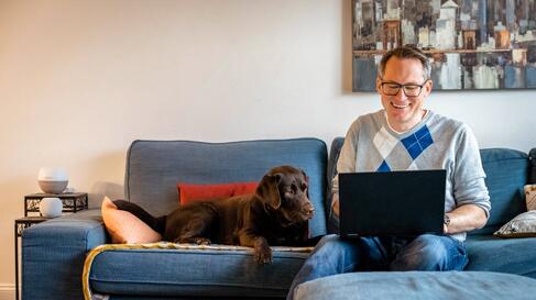 Mann sitzt am Laptop und verkauft THG-Quote | © Marc Wilhelm