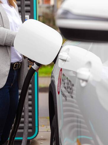 E-Auto laden an einer Ladesäule