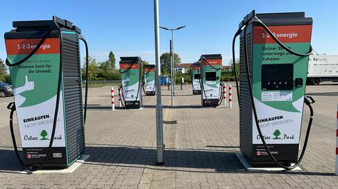 Ladeinfrastruktur der Pfalzwerke am Einkaufszentrum Ostsee Park Ladeinfrastruktur der Plfazwerke, Einkaufszentrum Ostsee Park, Elektromobilität