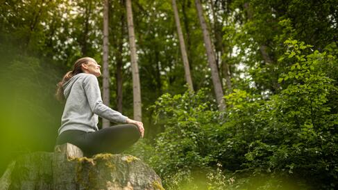 Frau beim Waldbaden und Entspannen im Wald | © E-Mob Pfalz-Urlaub_iStock-1494624518_kieferpix