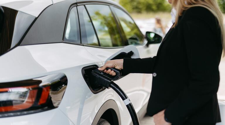 7 Mythen über E-Autos – und was wirklich dran ist