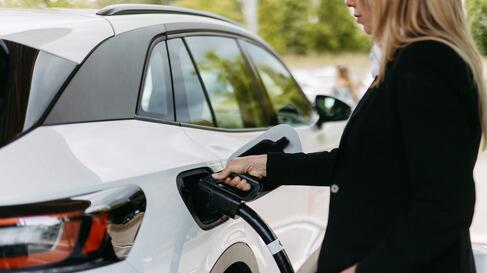 Laden unterwegs, Ladeinfrastruktur, E-Mobilität, Schnellladesäule