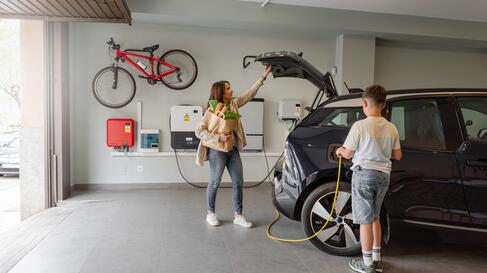 E-Auto laden, Garage, Eletromobilität, Laden zu Hause