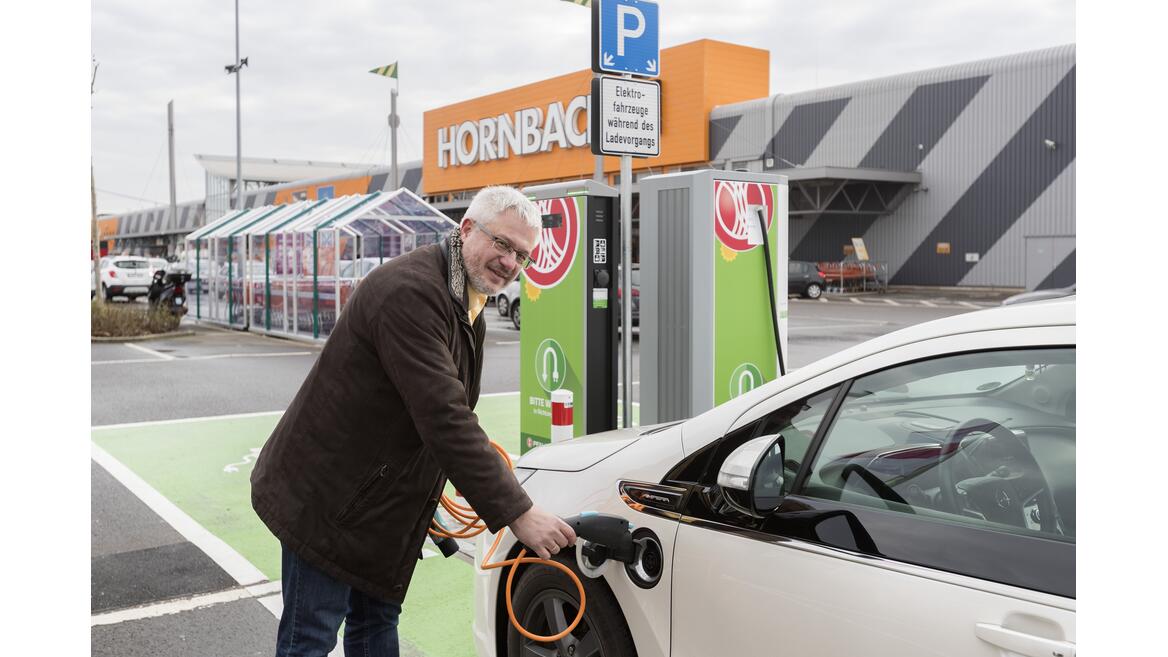 Herr Klage E-Auto laden