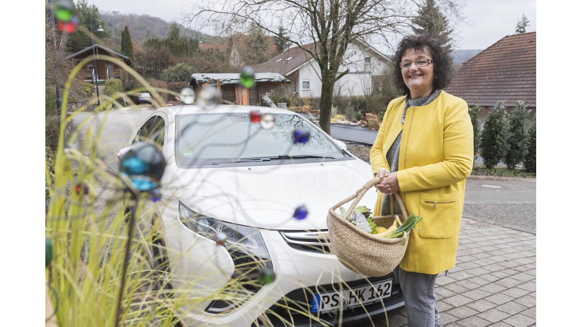 Frau Klage mit E-Auto