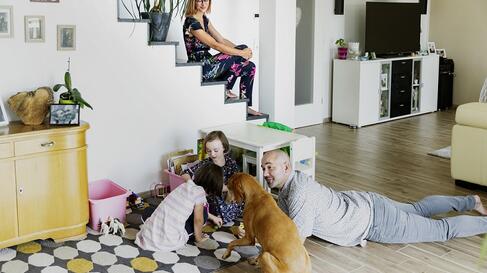 Familie mit Hund an der Treppe