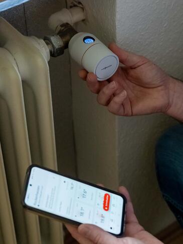 Thermostat für die smarte Steuerung der Luft-Wasser-Wärmepumpe | © Pfalzwerke/Marc Wilhelm Thermostat für die smarte Steuerung der Luft-Wasser-Wärmepumpe | © Pfalzwerke/Marc Wilhelm