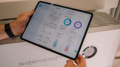 Familie Kohl steuert die eigene PV-Anlage mit der Sigergy-App | © Bildnachweis: ©Pfalzwerke/Patrick Junker