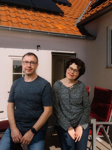 Herr und Frau Kohl freuen sich über die eigene PV-Anlage | © Bildnachweis: ©Pfalzwerke/Patrick Junker