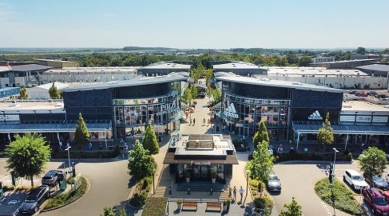 Zweibrücken Fashion Outlet betreibt mit den Pfalzwerken größten Schnellladestandort der Region 