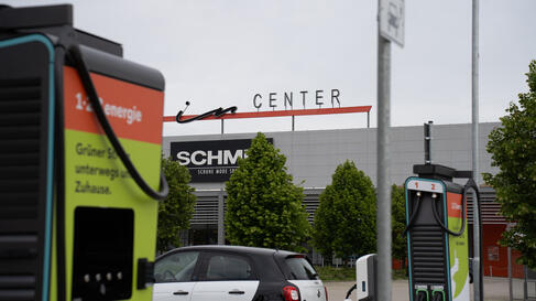 Ein der zwei Ladeparks auf dem Gelände des Einkaufzentrums InCenter in Landsberg am Lech Customer Story, InCenter, Fachmarktzentrum, Ladeinfrastruktur, E-Mobilität, Ladepark, Pfalzwerke