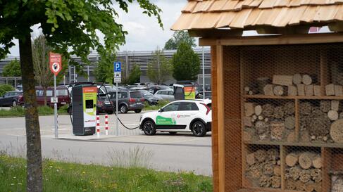 Ladeinstrusruktur, Bienenhotel und Günflächen auf dem Parkplatz vom InCenter Landsberg InCenter, Fachmarktzentrum, Ladesäulen, Ladepark, Bienenhotel, Pfalzwerke