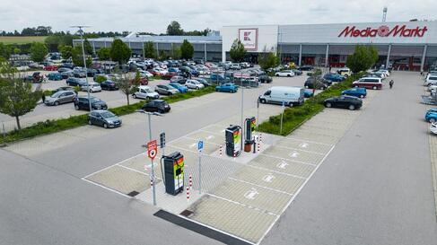 Einer der zwei Ladeparks auf dem Parkplatz des Fachzentrums InCenter in Landsberg InCenter, Fachmarktzentrum, Ladesäulen, Ladepark, Bienenhotel, Pfalzwerke