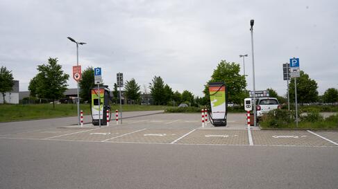 Einer der zwei Ladeparks auf dem Parkplatz des Fachzentrums InCenter in Landsberg mit Beleuchtung und Beschilderung Customer Story, Ladepark, Fachmarktzentrum, InCenter, Pfalzwerke, E-Mobilität, Standortpartner