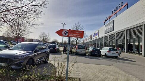 Beschilderung für Pfalzwerke Ladeparks auf dem Parkplatz des Fachmarkzentrums InCenter Landsberg Customer Story, Ladepark, Fachmarktzentrum, InCenter, Pfalzwerke, E-Mobilität, Standortpartner