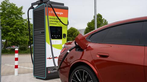 Seit Anfang 2024 können E-Auto-Fahrer in Landsberg an modernen Schnellladesäulen laden Ladeinfrastruktur, Fachmarktzentrum, Pfalzwerke, InCenter, E-Mobilität, Standortpartner