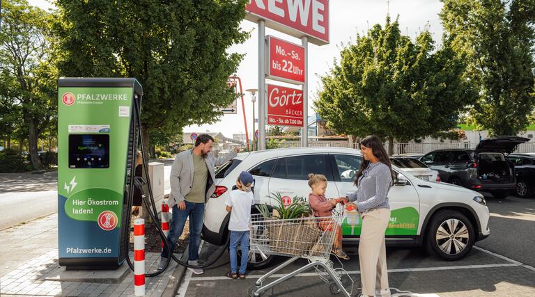 Vom Nice-to-have zum Muss: 7 Tipps für erfolgreiche Ladeinfrastruktur im Handel