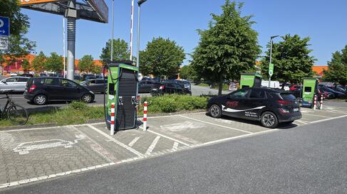 Optimierter Pfalzwerke-Ladepark bei Hornbach Osnabrück mit HYC-400-Schnellladesäule, Beleuchtung und Beschilderung
