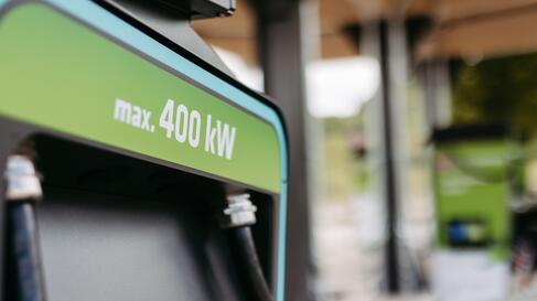 Moderne HPC-Ladesäule mit 400 kW Ladeleistung nach dem Repowering eines Ladestandorts
