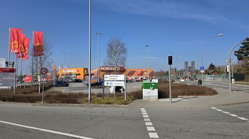 Beschilderung zum E‑Ladepark am Hornbach-Standort Lübeck im öffentlichen Straßenraum