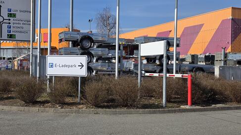 Wegweiser zum E‑Ladepark am Hornbach-Standort Lübeck zur besseren Auffindbarkeit der Ladeinfrastruktur