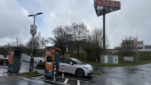 Wegweiser an der Trafostation des Pfalzwerke Standorts bei OBI in Montabaur zur besseren Auffindbarkeit der Ladestationen