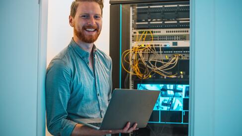 IT-Sicherheit Mann mit Laptop