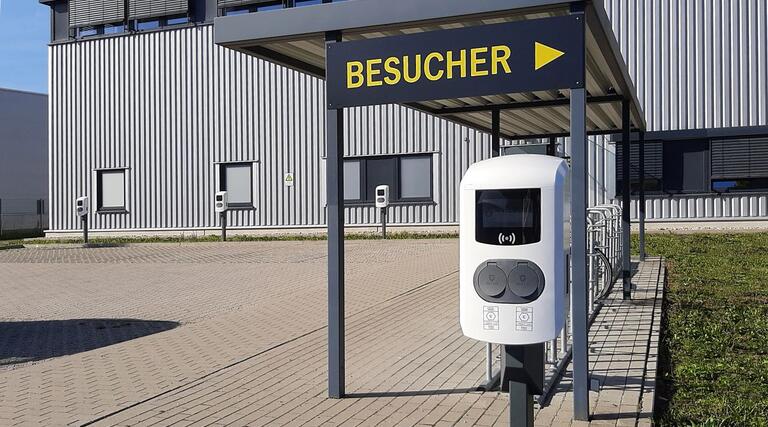 Ladepunkte auf dem Firmenparkplatz