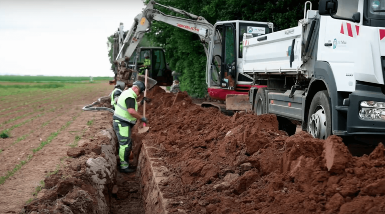 2,5 Kilometer Erdkabel in kurzer Zeit vergraben: Das ländliche Stromnetz ohne Masten modernisieren