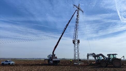Trassensanierung - Mast wird gestockt | © Bildnachweis: © Pfalzwerke Trassensanierung Bausarbeiten | © Bildnachweis: © Pfalzwerke