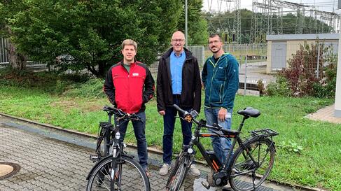 Drei Maenner Fahrrad Umspannwerk