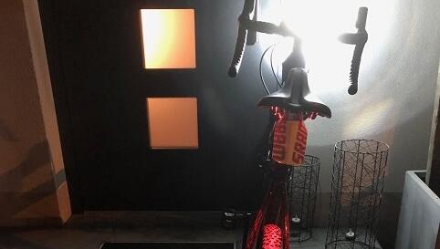 Rennrad im Haus