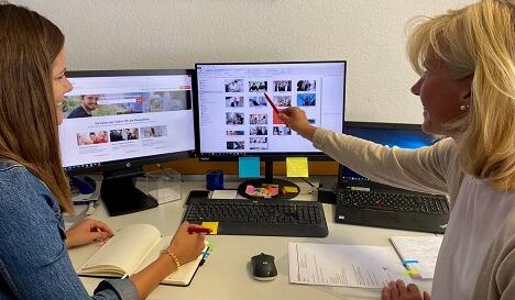 Anja und Selina am Computer