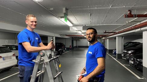 Elektroniker in der Garage