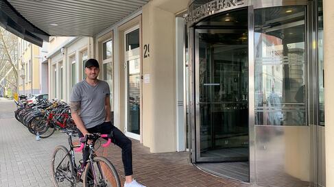 Maurice am Eingang mit Fahrrad