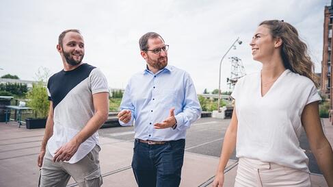 mitarbeiter laufen Mitarbeiter beim Laufen