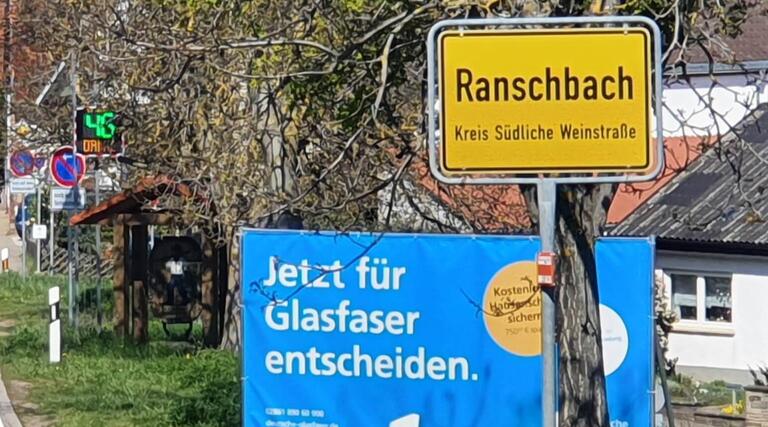 Pfalzwerke verleiht Geschwindigkeitsanzeigen an Gemeinden – Ranschbach zeigt Rasern die rote Karte