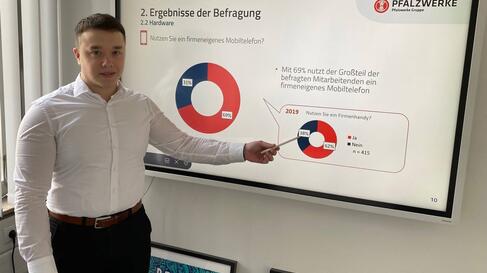 David Käfer hält eine Präsentation