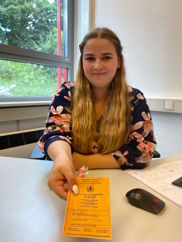 Vanessa Dech an ihrem Schreibtisch im Büro