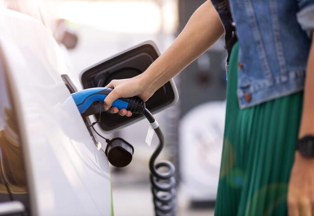 Leuchten und E-Auto laden